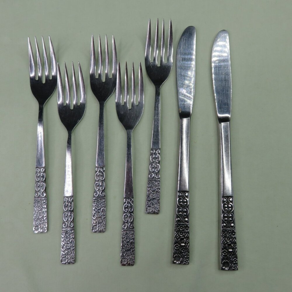 UNF199 Design Back Lot of 7 Pieces 5 Salad Fork 2 Dinner Knives Unknown Mfg